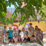 Escola d'estiu d'art (fang, joies, pintura, etc).