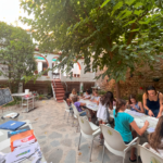 Escola d'estiu d'art (fang, joies, pintura, etc).