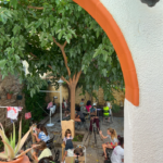 Escola d'estiu d'art (fang, joies, pintura, etc).