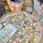 Escola d'estiu d'art (fang, joies, pintura, etc).