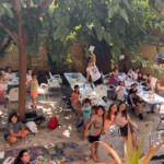 Escola d'estiu d'art (fang, joies, pintura, etc).