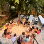 Escola d'estiu d'art (fang, joies, pintura, etc).