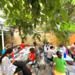 Escola d'estiu d'art (fang, joies, pintura, etc).