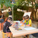 Escola d'estiu d'art (fang, joies, pintura, etc).