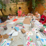 Escola d'estiu d'art (fang, joies, pintura, etc).