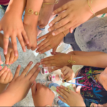 Escola d'estiu d'art (fang, joies, pintura, etc).