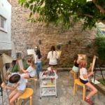 Escola d'estiu d'art (fang, joies, pintura, etc).