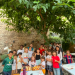 Escola d'estiu d'art (fang, joies, pintura, etc).