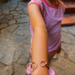 Escola d'estiu d'art (fang, joies, pintura, etc).