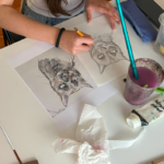 Classe d'art i pintura per a joves.