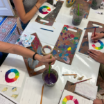 Classe d'art i pintura per a joves.