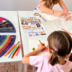 Classe d'art i pintura per a nens.