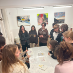 Classe d'art i pintura per a joves.