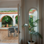 Contacta amb nosaltres per encomanar les teves obres artístiques o apuntar-te a l'escola per fer classes.